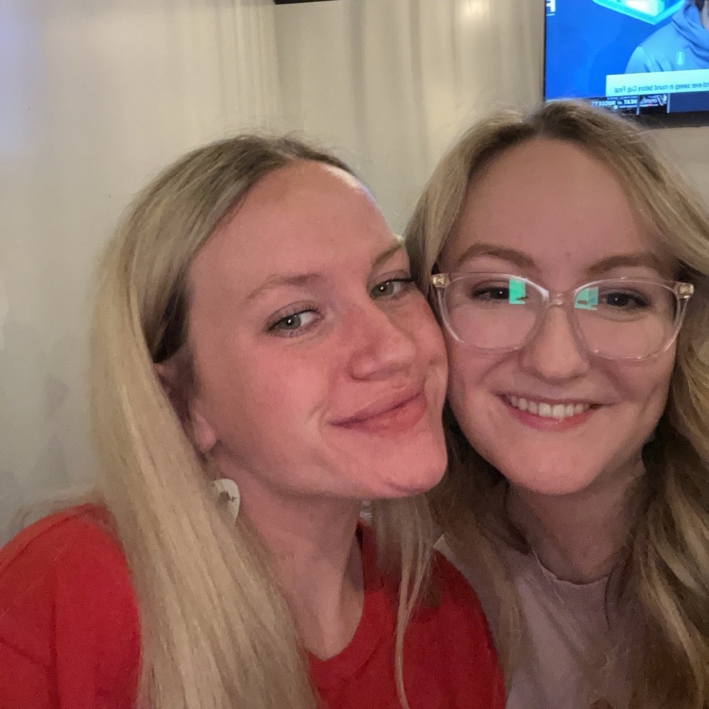 Meet your Poshers, Taylor & Kelsie
